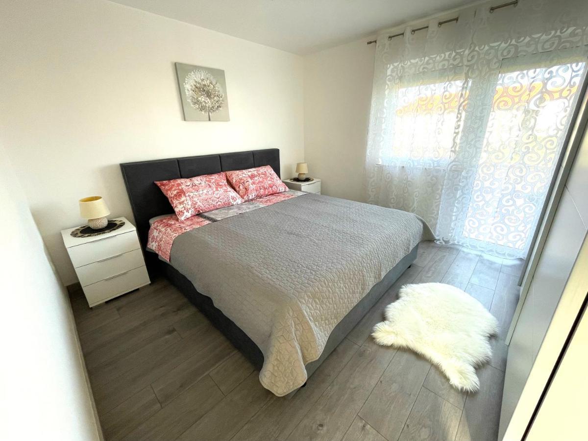 Apartments Elvira Krk Town Extérieur photo