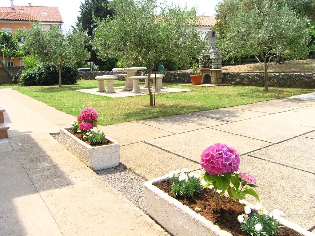 Apartments Elvira Krk Town Extérieur photo